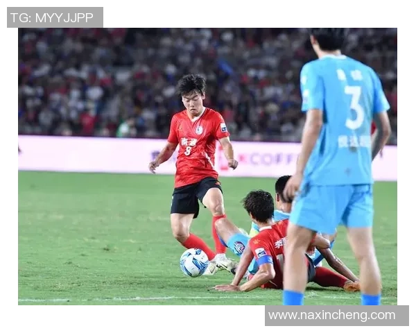 足球明星因场外冲突引发暴力打架事件引发广泛关注与讨论